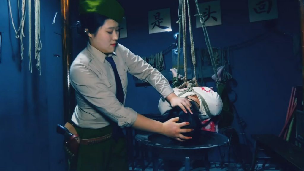 潜伏 卧底在外等待自己人接头，途中被埋伏的特务抓获被捕。被捕遭受特务-逍遥自在