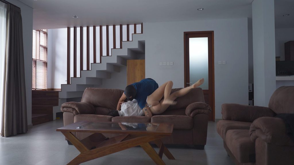 SK原版4K，性感漂亮的肉丝女主人Sangini回到家撞见了正在入室的劫匪-逍遥自在