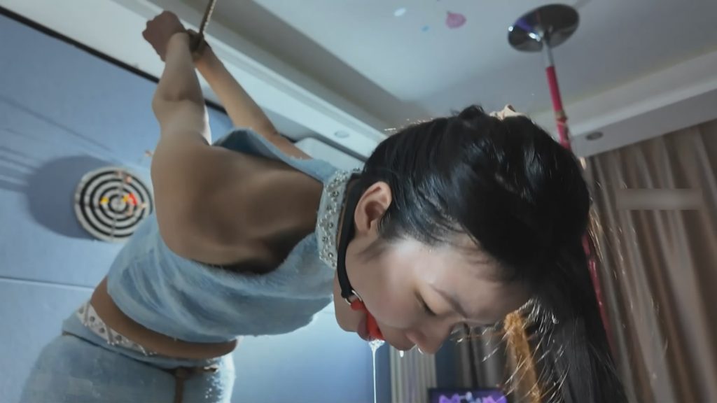 怕痒的陈婧舒 先锁住双手和脖子，双腿紧绑，各种挠痒，嗷嗷叫，双手反绑-逍遥自在