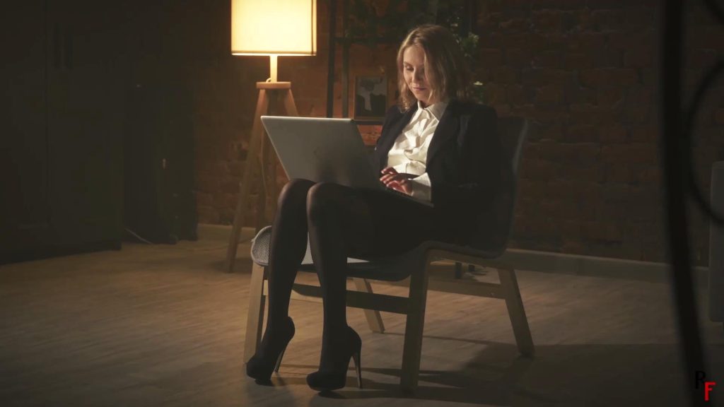 入室绑架黑丝高跟女白领Bramble，欧式直臂紧缚挣扎-逍遥自在