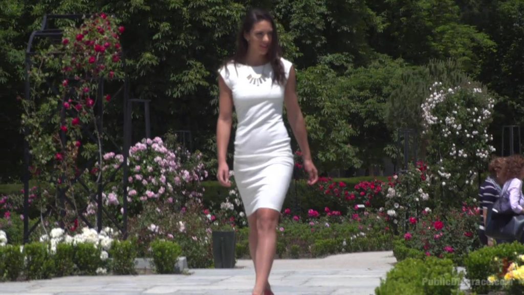 【欧美绳艺】明星般的美女被捆绑在公园里（上下集）-逍遥自在