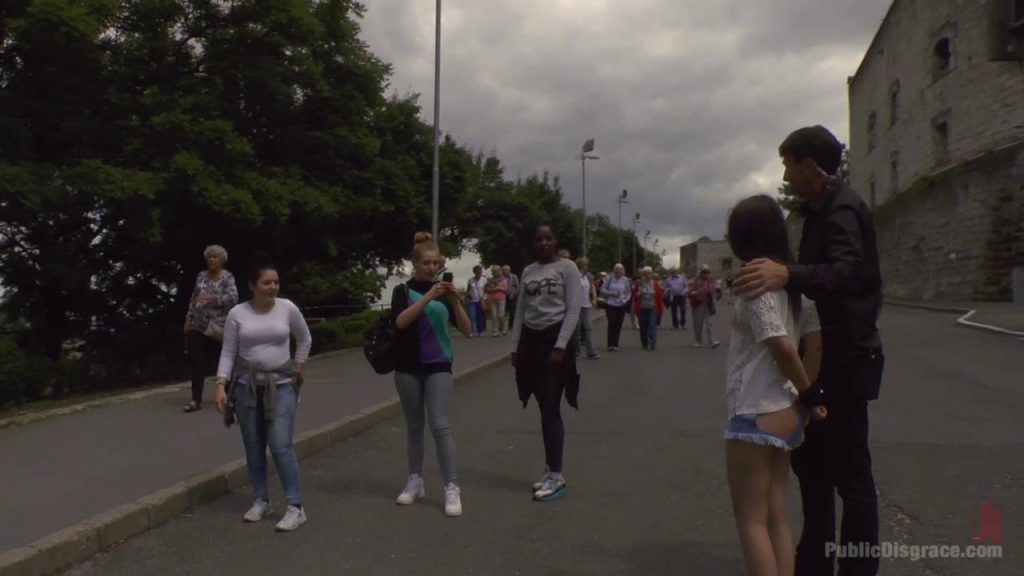 【欧美绳艺】尼娜丝在公共场合-逍遥自在