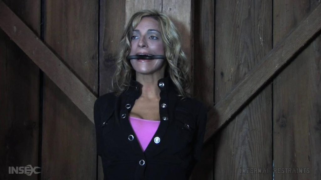 【欧美绳艺】羞辱卡莉-逍遥自在