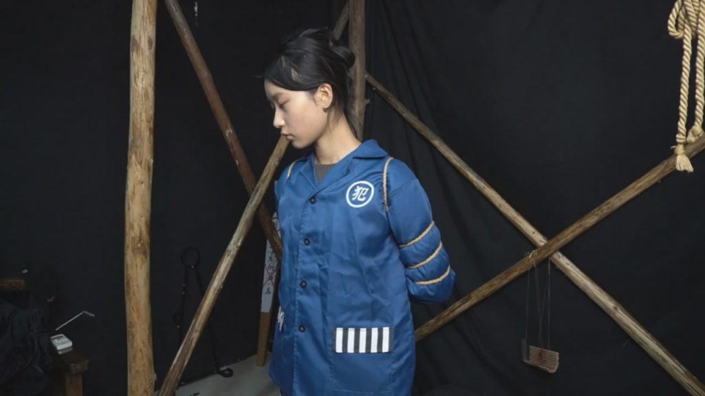 破碎之花 漂亮高挑美女校花邹冬雨贩卖违禁品被捕入狱拒不交代一系列的惩罚-逍遥自在