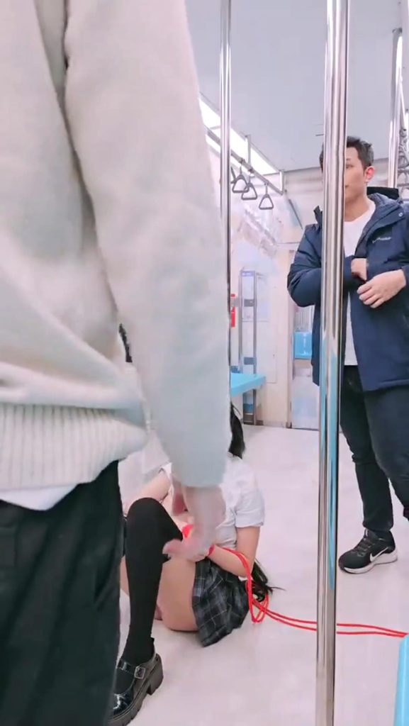 JK美少女被一群男人绑在地铁里玩弄拍照[00_18_27][20250719-122128]