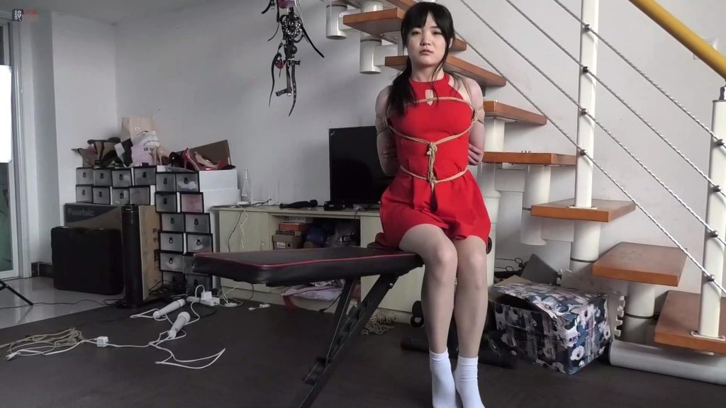 红裙少女罗裳老虎凳捆绑，肉丝白袜美腿玉足极限捆绑禁锢，绝美嫩脚丫滴蜡-逍遥自在