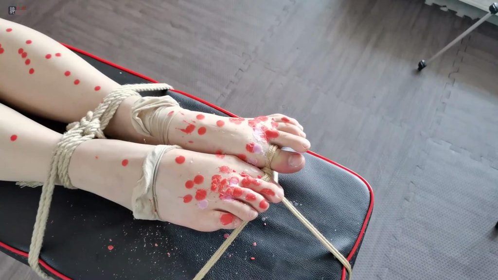 罗裳红裙少女，老虎凳捆绑，头部固定，原味[00_47_41][20250719-134109]