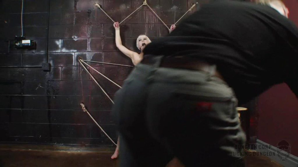 【欧美绳艺】樱桃束缚在黑帮地牢-逍遥自在