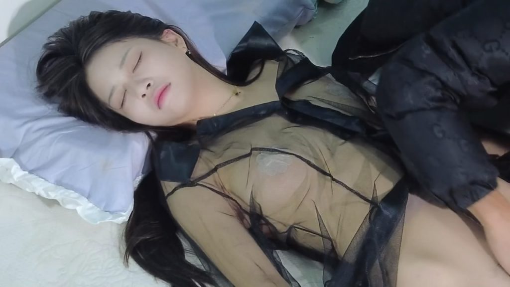 樱束原创 入室作案 小偷偷摸入室艳遇性感黑丝睡美人！大字捆绑玩弄黑丝大长腿胶带-逍遥自在