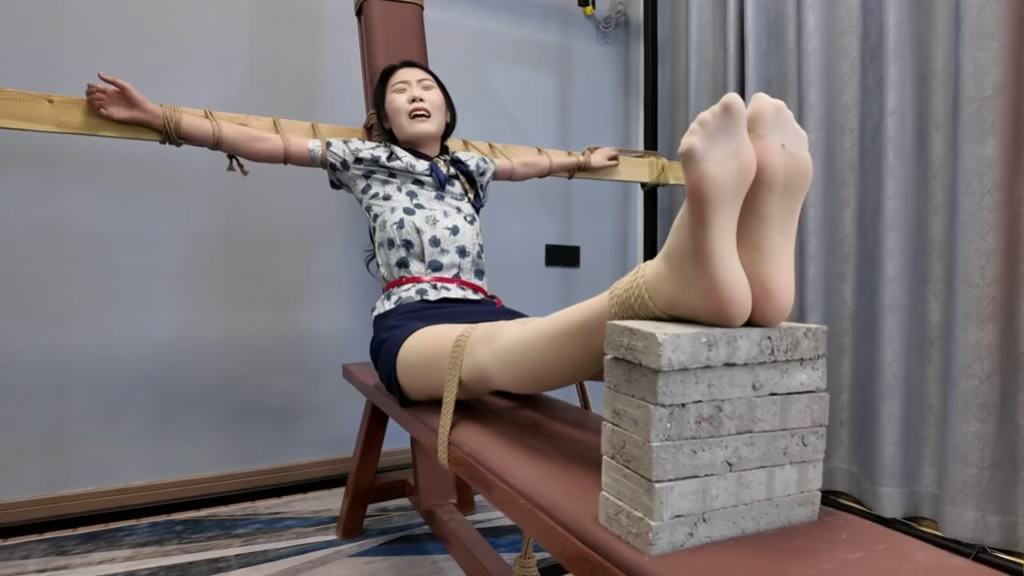 李大侠 小夏老虎凳 要求七块砖，尽量虐哭 .空姐小夏能否坚持到七块砖-逍遥自在