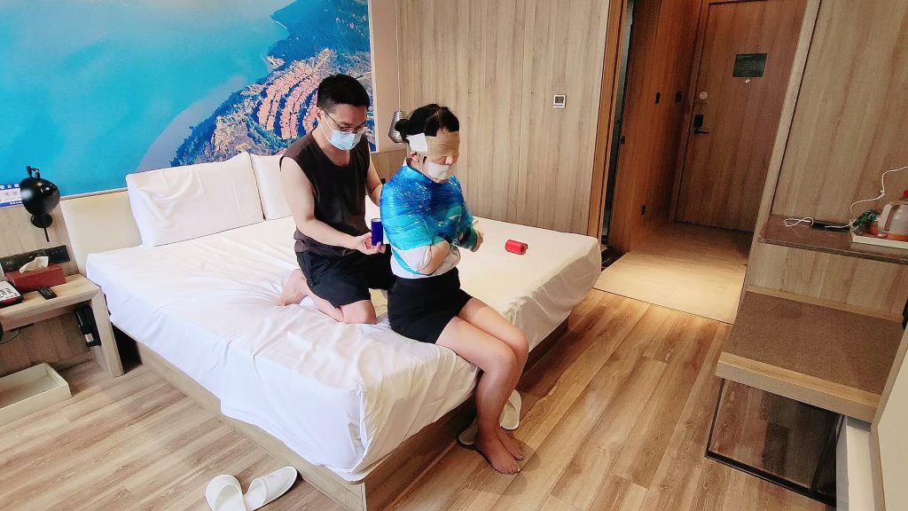 【不言】丝袜勒嘴➕丝袜套头、胶带驷马放置，她依旧的怕痒，简单皮抽打抽打也是依旧的怕疼-逍遥自在