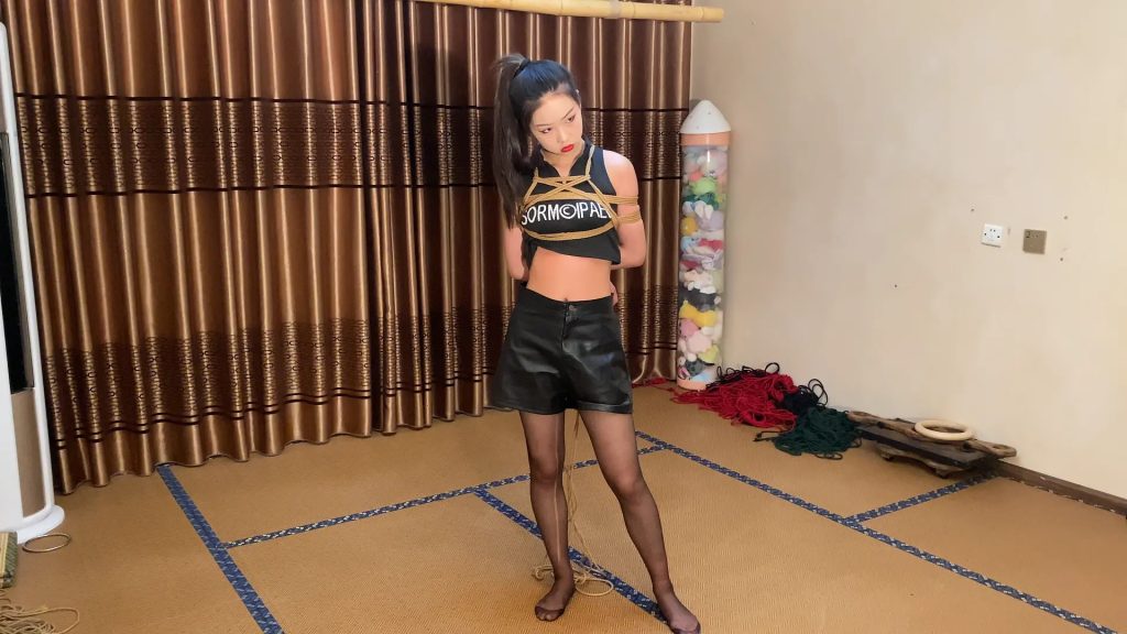 山鬼工作室  孙若薇在网上约好来工作室体验脱缚，输了惩罚-逍遥自在