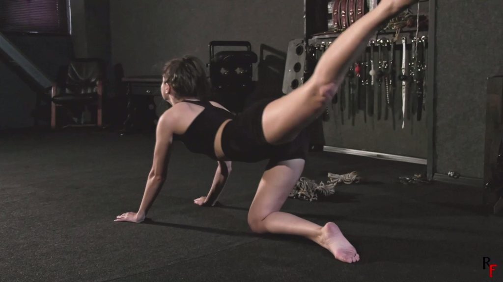 【欧美绳艺】小美人Leya最紧一次紧缚驷马半吊悬挂-逍遥自在