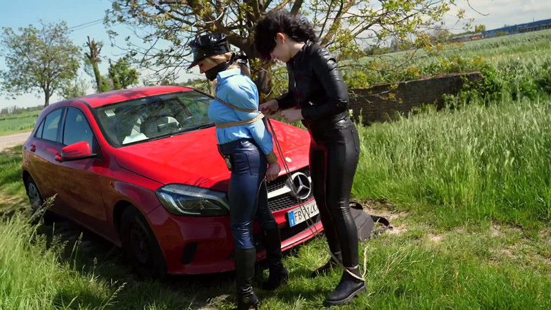 【欧美绳艺】Alba & Camelia 被引入陷阱的女井紧缚驷马-逍遥自在