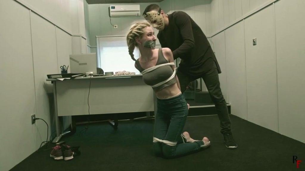 【欧美绳艺】Frida 绳缚的好奇肮脏的脚趾捆绑堵嘴蒙眼驷马努力的挣扎-逍遥自在