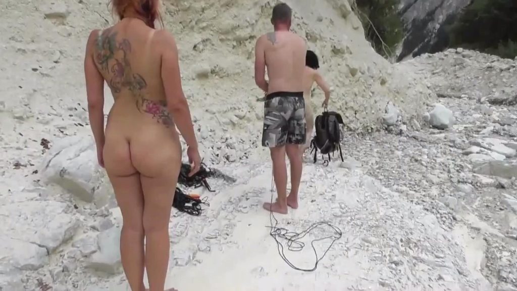 【欧美绳艺】Minuitsas 双女姐妹被紧缚驷马在野外岩石沙堆痛苦挣扎翻滚沾满灰土-逍遥自在