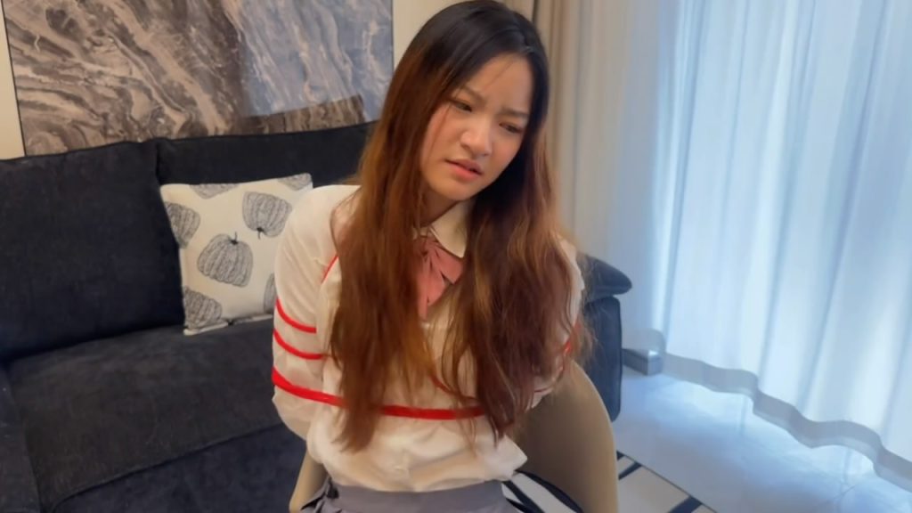 【悦己工作室】jk女生放学回家尾随被匪徒，捆绑塞袜子，挠脚心等-逍遥自在