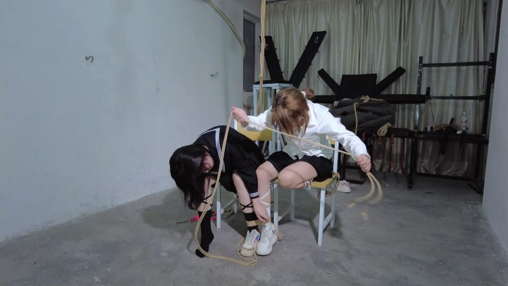 樱束原创 整治叛逆期的学生 老师将不听话的两个女学生连缚捆绑单脚站立疯狂挠她们.-逍遥自在