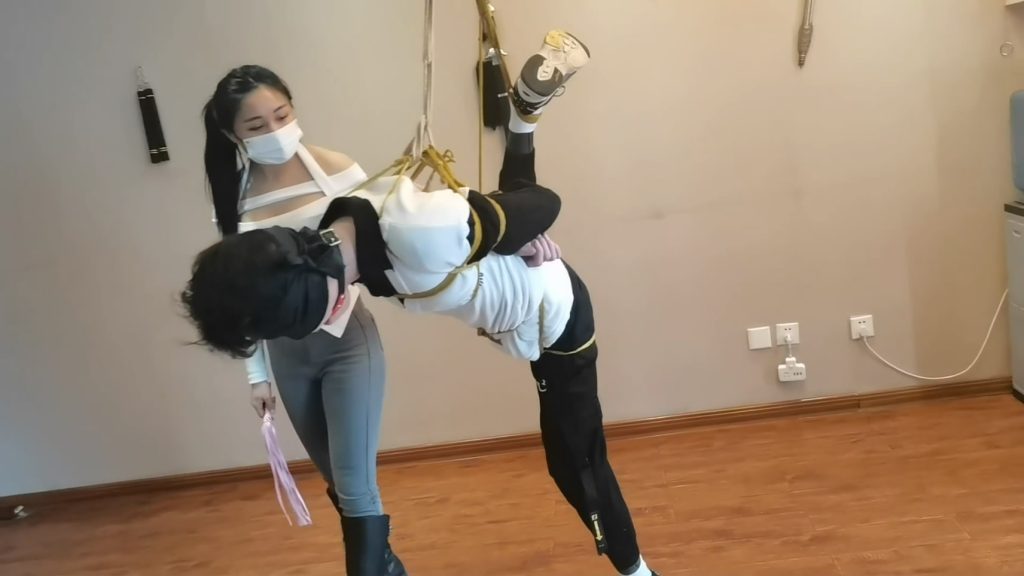 一绳所爱 男生体验，被女孩吊起来打-逍遥自在