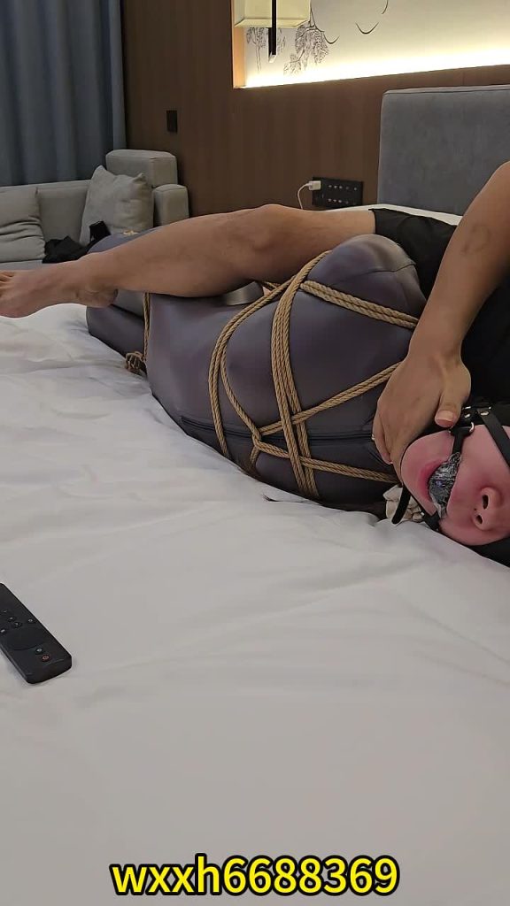 《小黑原创》直臂驷马紧缚放置强高，第一次尝试堵嘴，叫不出来，只能呜呜的。-逍遥自在