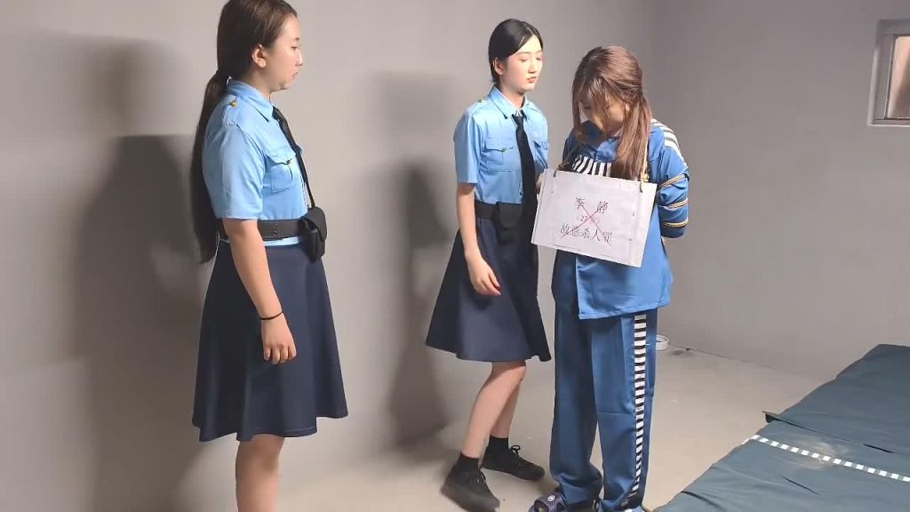 【鑫鑫工作室】女犯因杀人入狱，被带连体镣铐指认现场，押解绑，让其在车上跪着，后被宣判死刑，砸死撩带死铐，被五花大绑执行死刑。-逍遥自在