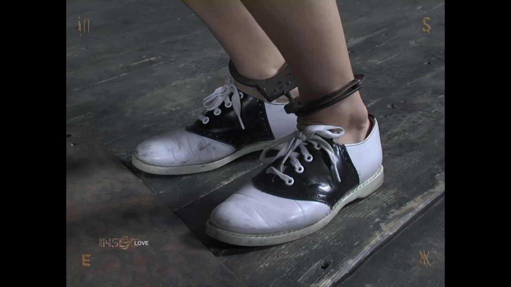 【欧美绳艺】升级画质增强版《老蜘蛛庄园系列》【4K】蜘蛛：束缚枷锁固定头部玩虐女子-逍遥自在