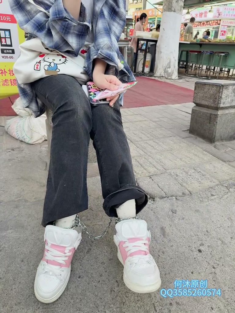 何沐原创  模特带着铁链子逛街修鞋-逍遥自在