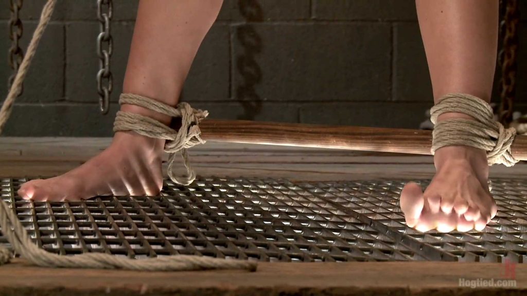 【欧美绳艺】残酷的紧缚束缚陷入究极困境的奴隶美女-逍遥自在
