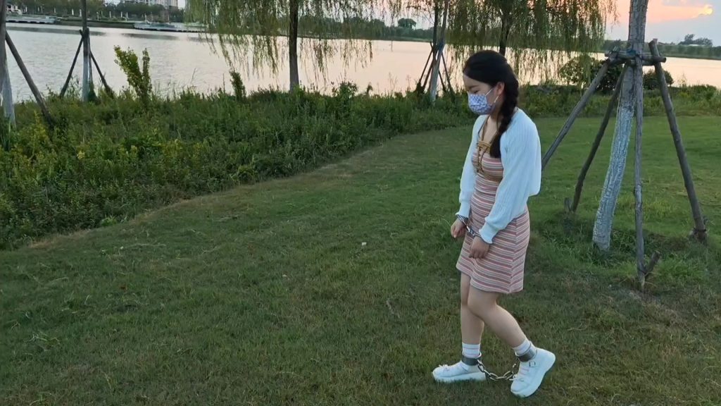【苏苏】萝莉无遮挡胸缚手铐脚镣TD步行道户外露出，处处都是人-逍遥自在