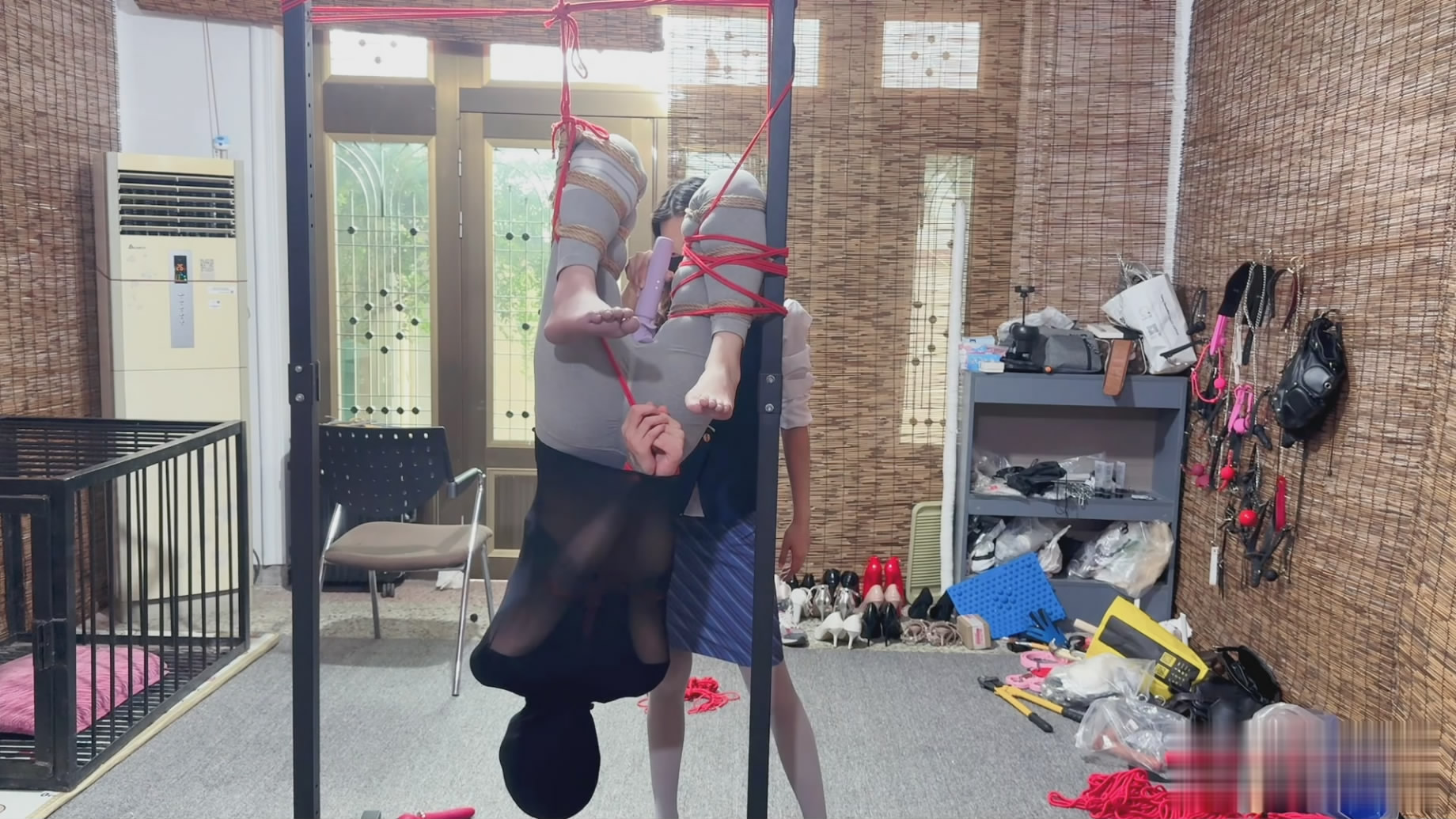 三五小脚工作室-凌辱瑜伽裤小姐姐直到尿裤子-白袜-倒吊-逍遥自在