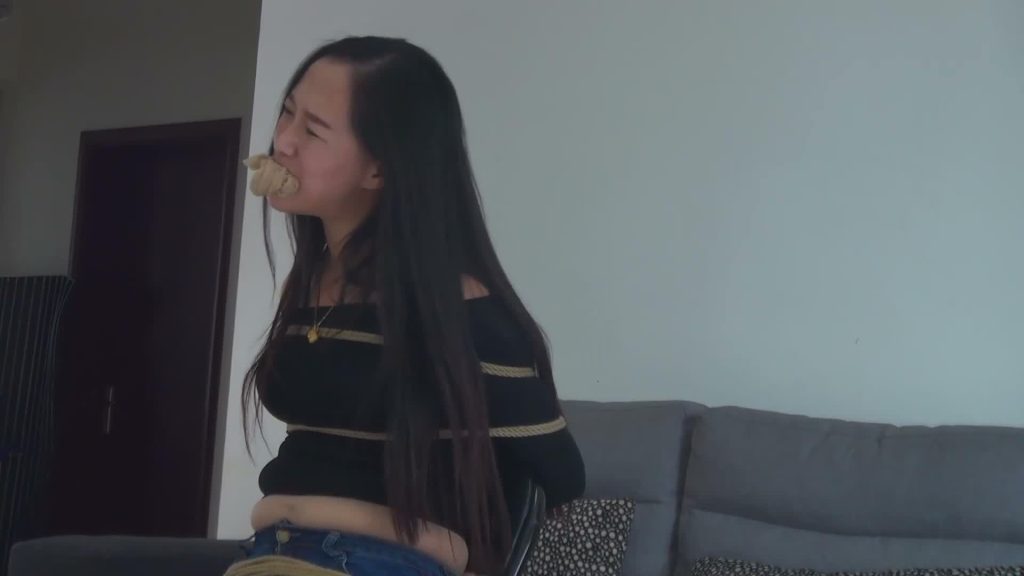 灰鸟工作室 黑衣牛仔裤文清 捆绑绑在椅子上挣扎 丝袜塞嘴 不能讲话-逍遥自在