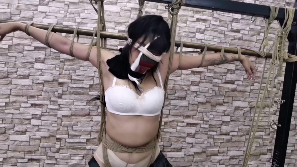 HD飞天 搜查宫曼妮去执行任务被虐待狂人从背后一棍子打晕,精彩片段马上开始-逍遥自在