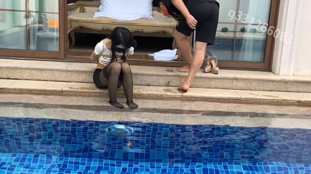 欢乐谷 被捆绑放置在泳池别墅里尤物以及深度尺度调教完整版-逍遥自在