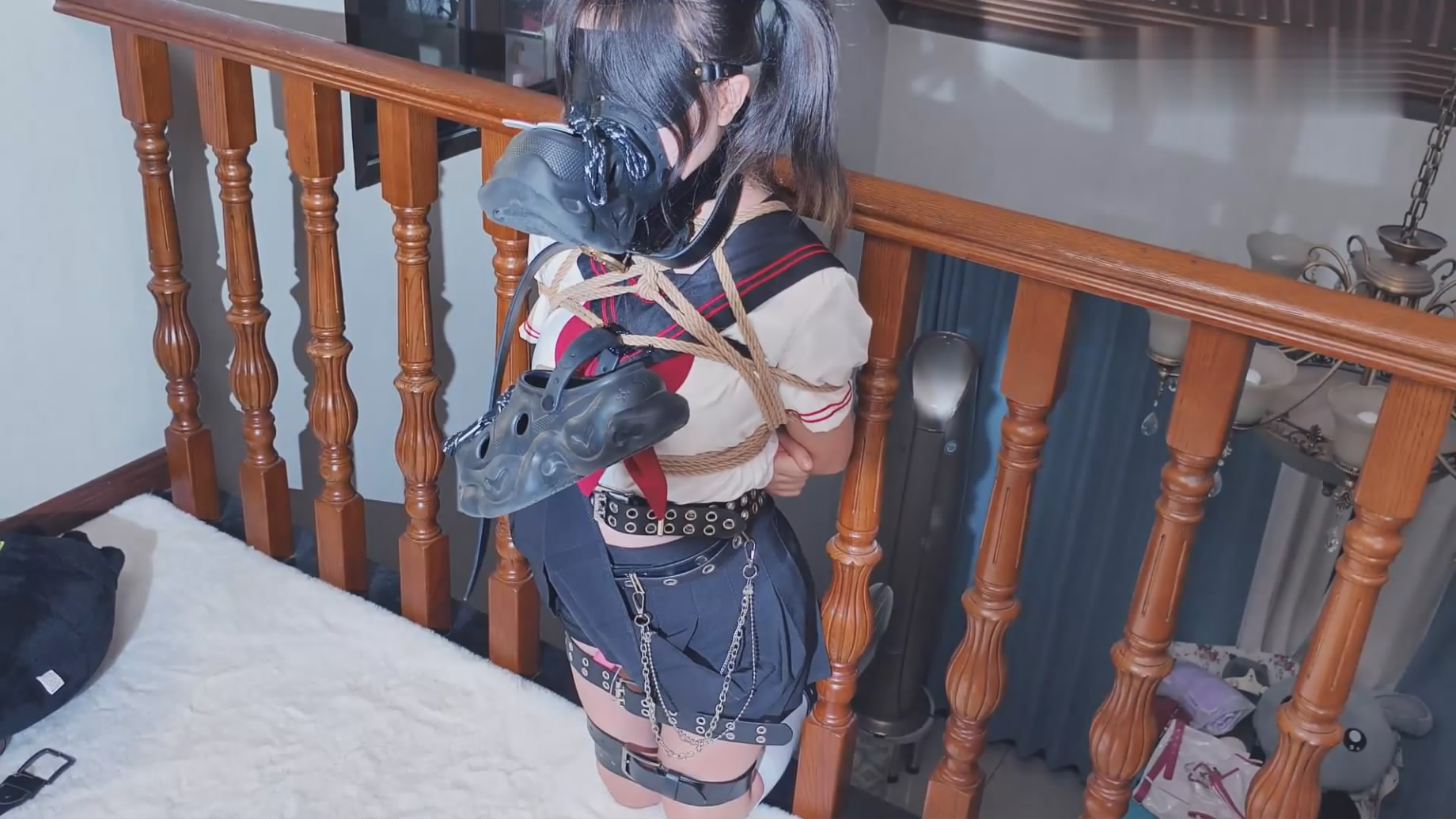 BadCat 妹妹偷拿哥哥的钱去买皮肤 之后自愿被表哥玩来抵债 表妹浑身被绳子皮带紧缚-逍遥自在