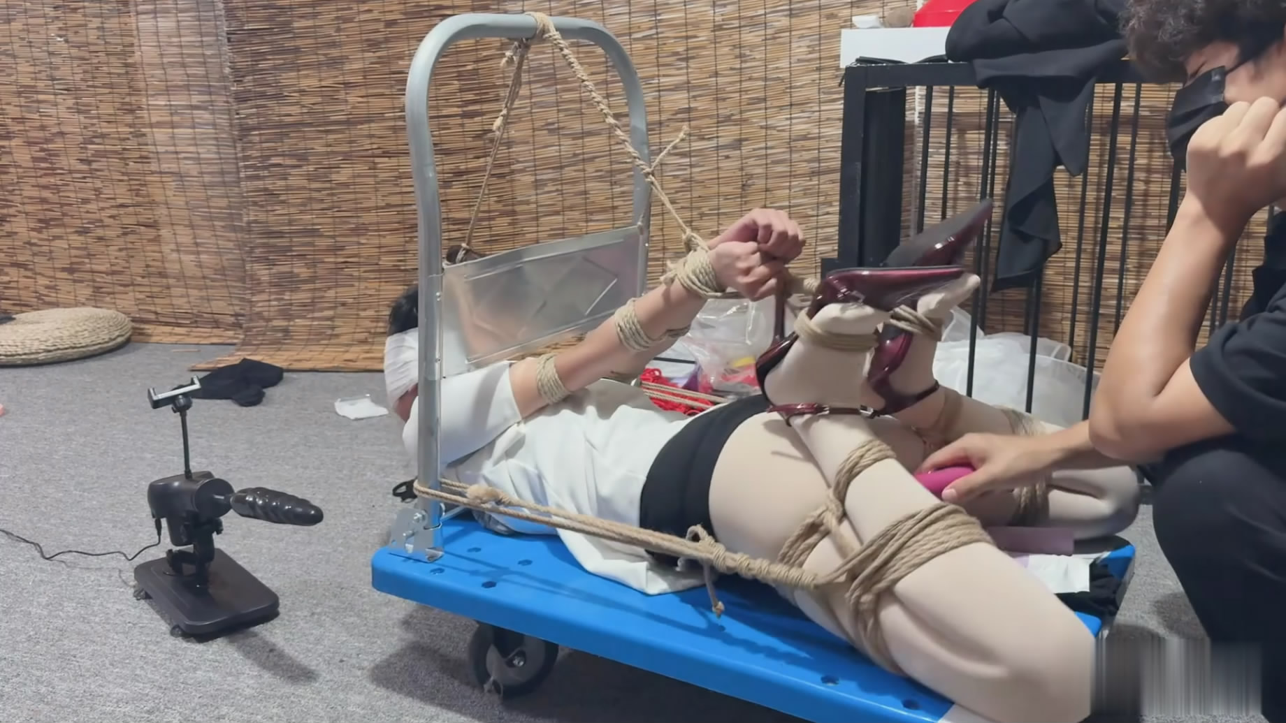 媚娘工作室-被折磨失禁的职场小姐姐-逍遥自在