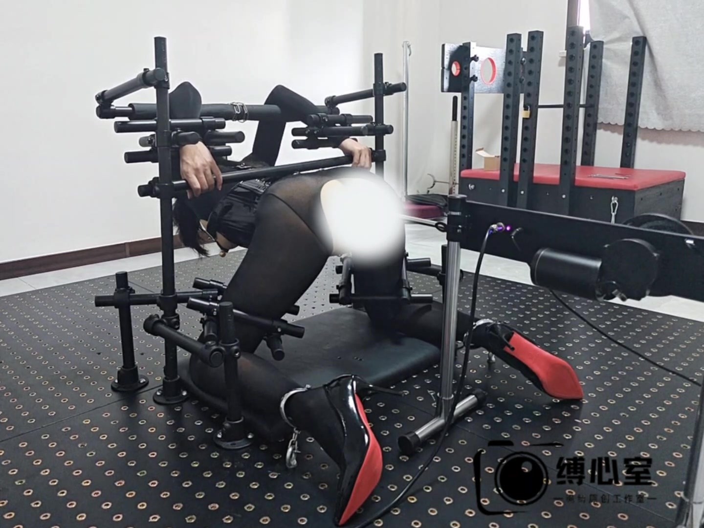 缚心室 油光黑丝女特工被俘记！大型拘束架伺候，修长美腿完美身材，炮机+AV棒-逍遥自在