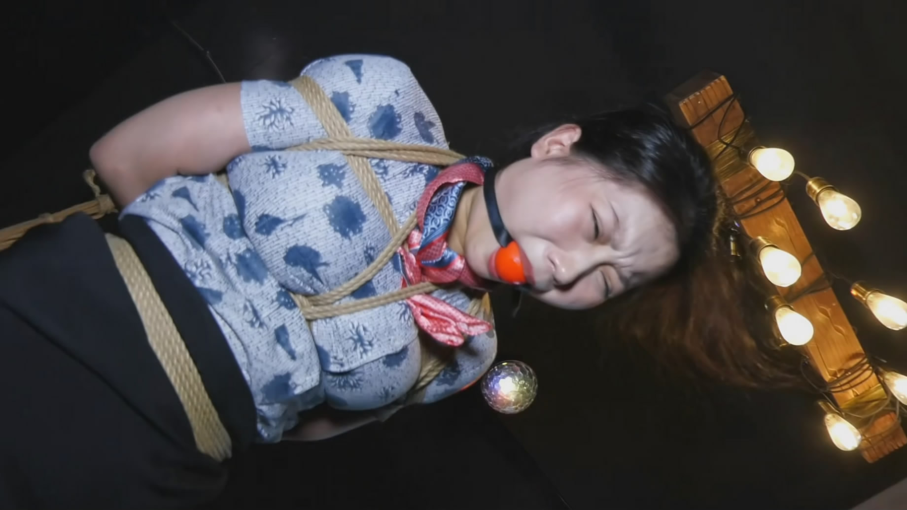 胜景影视 被囚的空姐 上集 两名空姐被女黑老大绑架到地下会所 囚禁病吊缚折磨-逍遥自在