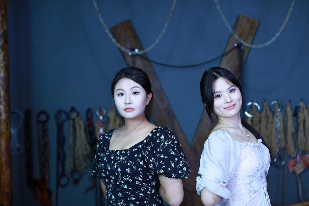 [MJ影视] 【江鑫柳依棚拍】两位颜值美女江鑫168厘米22岁柳依170厘米20岁被五花大绑直臂绑柱-逍遥自在