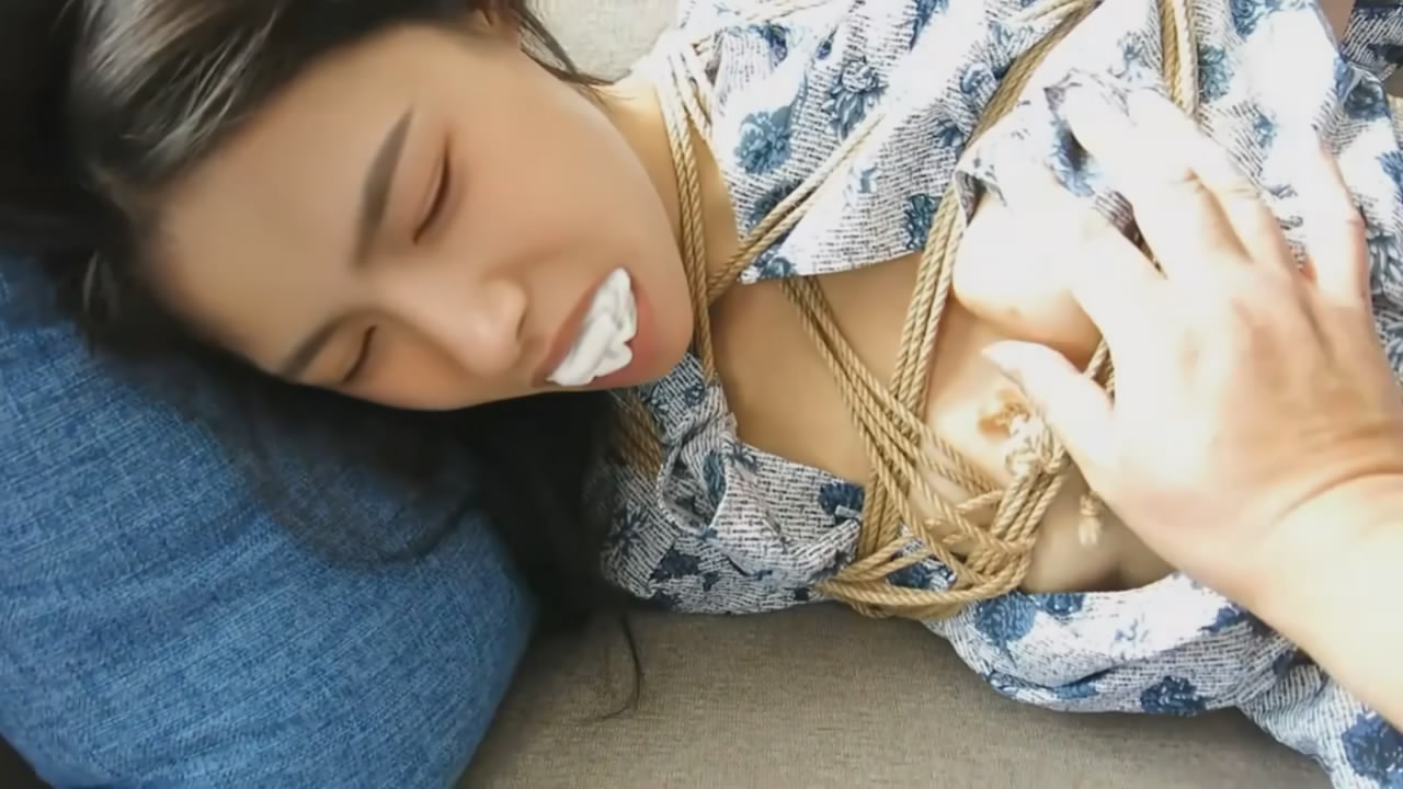 【玩绳男孩原创】空姐装小姐姐被各种漏熊堵嘴口舌折磨-逍遥自在