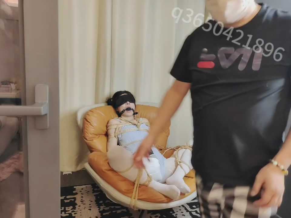 欢乐谷 驷马悬吊在空中的体操妹子反复前后交替训练-逍遥自在