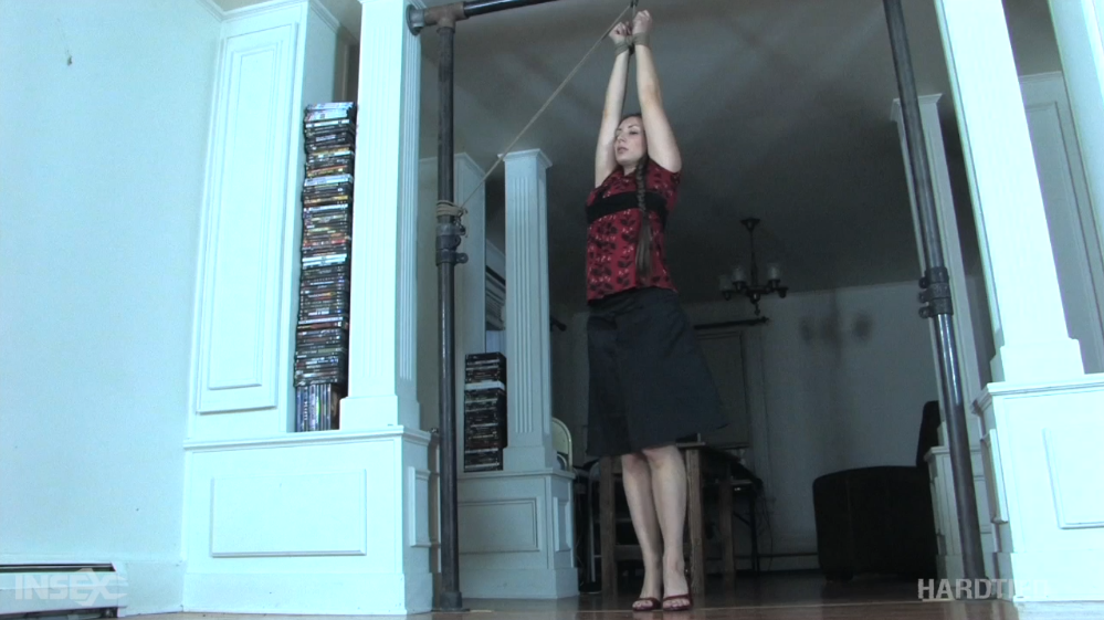 【欧美绳艺】监禁家中遭受屈辱的妻子-逍遥自在