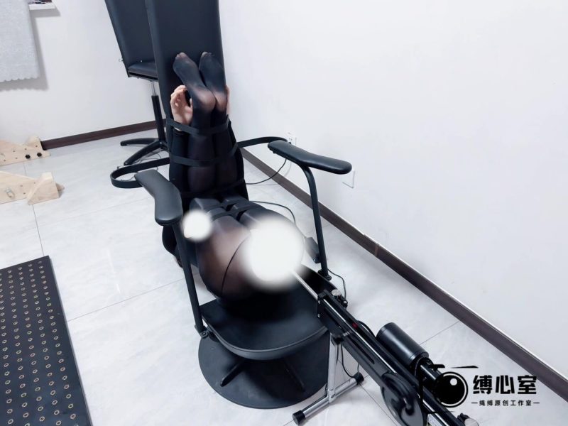 【缚心室】新道具来袭！油光黑丝女特工被制作成人体家具椅，炮机+AV棒各种折磨手段齐出，在屈辱的折磨中被淹没，最后采访体验感受-逍遥自在