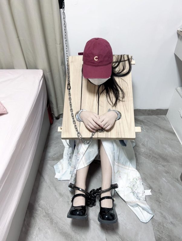 布莱恩 木枷与十斤重镣-严厉锁具下的女大学生-逍遥自在