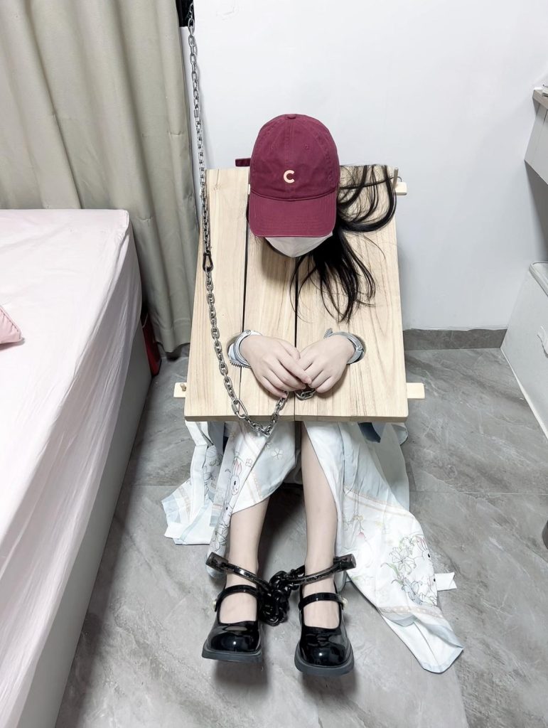 布莱恩 木枷与十斤重镣-严厉锁具下的女大学生-逍遥自在