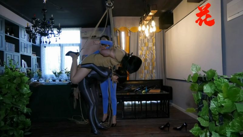 胜景影视 被俘的女侦探 下集 被同伙营救后将女老大制服捆绑吊缚戴大号口球折磨-逍遥自在