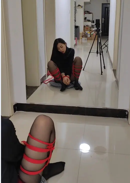 束缘阁 诺米 绑在镜中前面 放上棒子 看着镜中自己享受的样子-逍遥自在