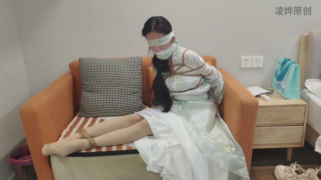 凌烨原创-玲儿汉服定拍 玲儿捆绑+放置+驷马+丝巾蒙堵-逍遥自在