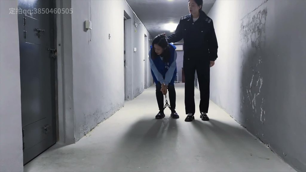 忘忧社 女犯被抓获并指控为贩卖毒品罪。在审讯过程中，她起初否认涉毒，但最终被吊起手，拷问，承认进行贩毒。随后，她被送入监狱，在监狱中接受严格的管理和改造-逍遥自在