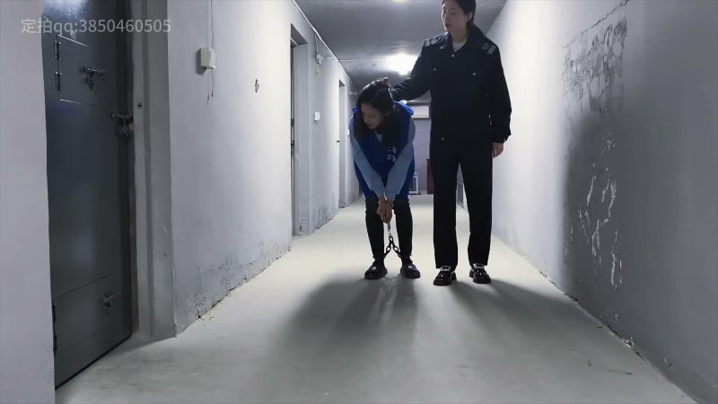 忘忧社 女犯被抓获并指控为贩卖毒品罪。在审讯过程中，她起初否认涉毒，但最终被吊起手，拷问，承认进行贩毒。随后，她被送入监狱，在监狱中接受严格的管理和改造-逍遥自在