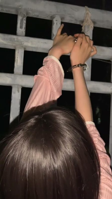 布莱恩 双马尾学妹深夜镣铐外出-戴脚镣出门玩-逍遥自在